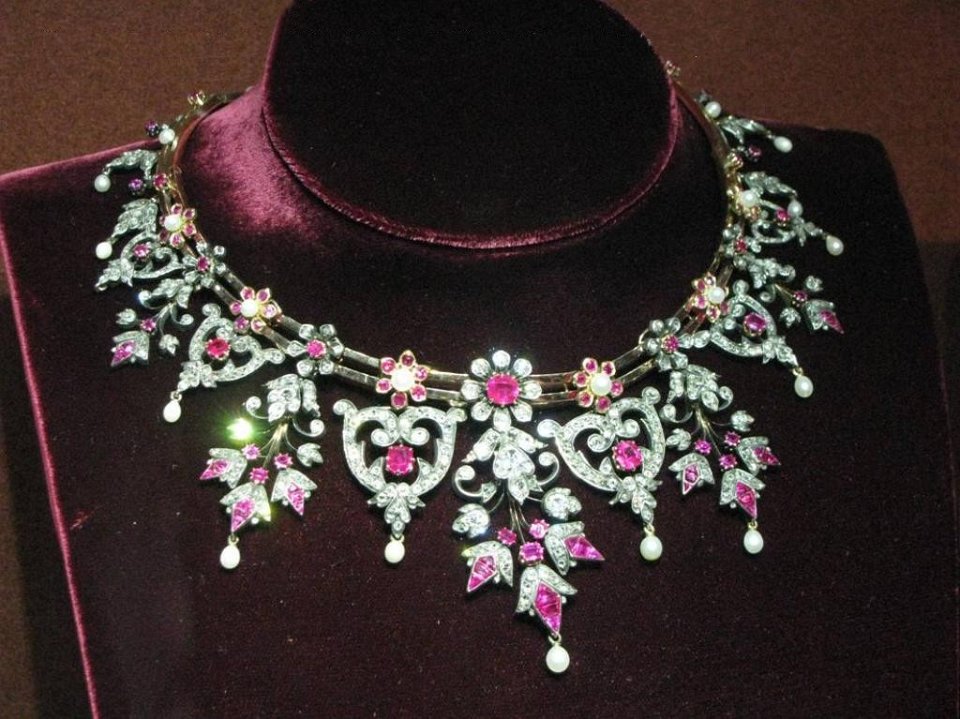 Collier de rubis Eugenie 1