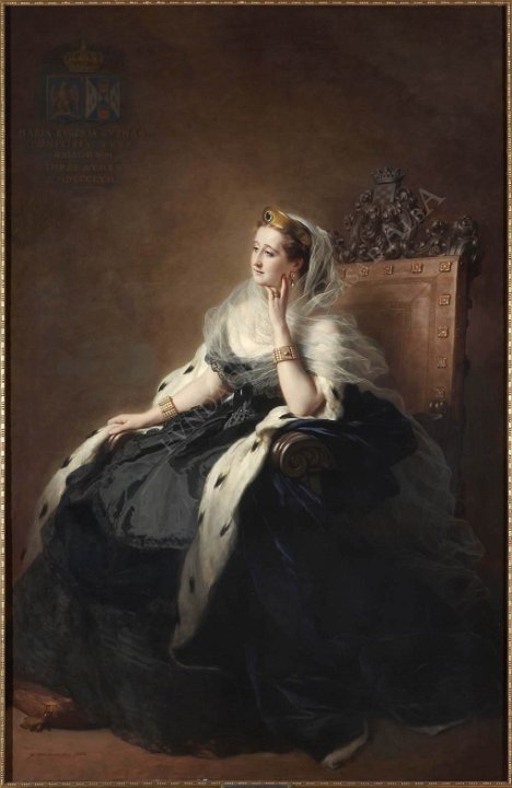 Imperatrice Eugenie 1862 en robe de cour - diademe emeraude et bracelets perles
