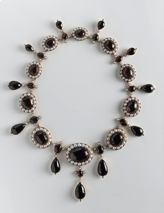 Cts de Villeneuve-Esclapon - Collier grenats