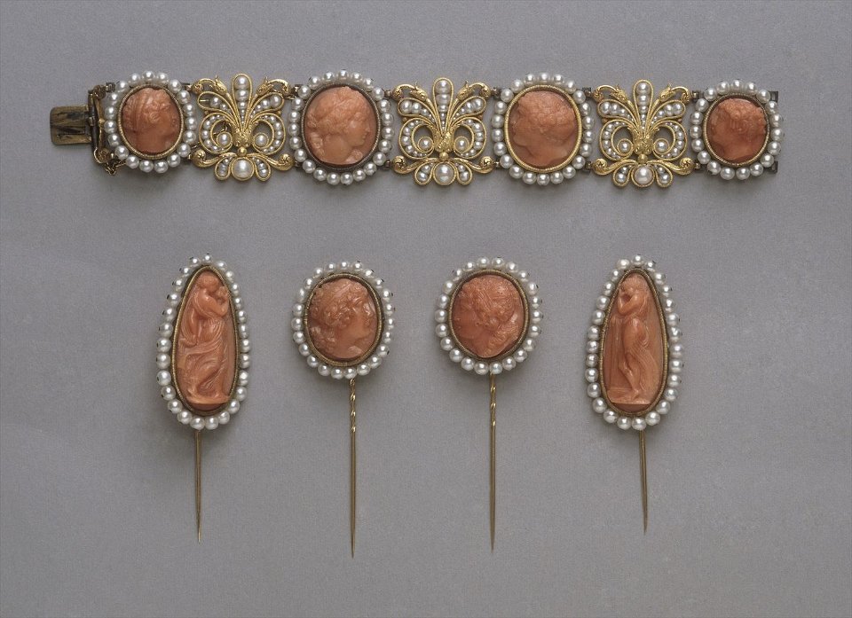 Reine Hortense - Parure corail 1