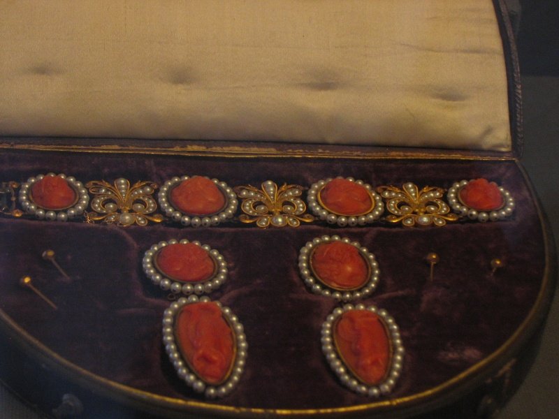 Reine Hortense - Parure corail 2