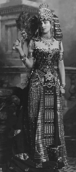 Mary Paget - Bal Devonshire 1897  - fermoir gde ceinture 1