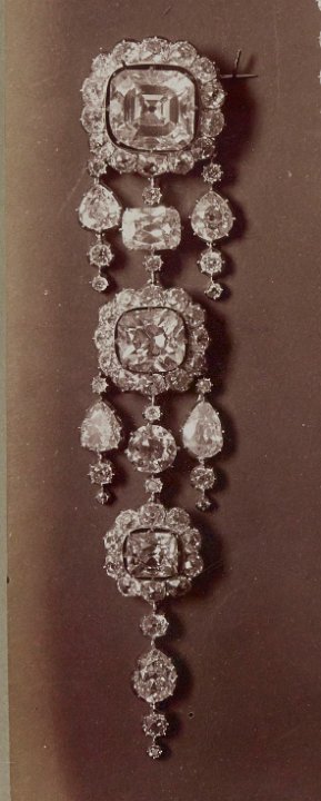 Broche 1