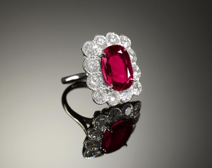 Bague avec rubis des diamants de la Couronne