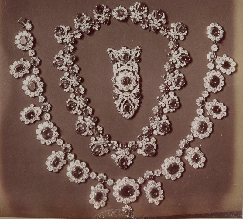 Broche Bapst et colliers